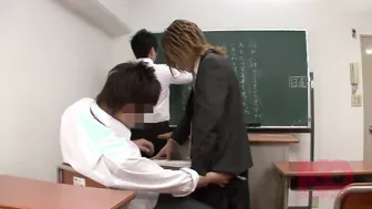 Ein japanischer twink bekommt eine harte anallektion von seinem erz...