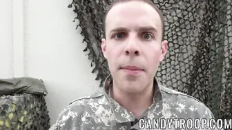 Soldado musculoso follado en un humvee por su compañero del ejércit...