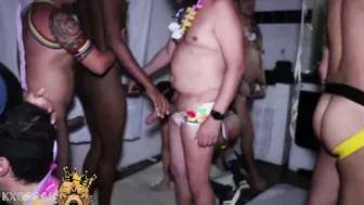 Orgie gay du carnaval brésilien avec des twinks bareback et grosses...