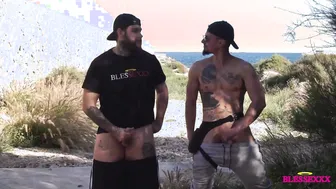 Jeune mince branle un hétéro sur une plage publique