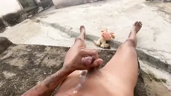 Joven se masturba y se corre en el patio trasero para que el vecino...