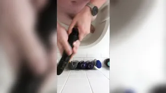 Solista monta gran consolador en la ducha hasta correrse