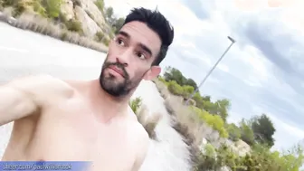 Senderismo desnudo al atardecer con un exhibicionista latino muscul...