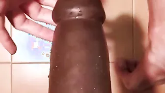 Cara peludo leva dildo monstro destruição anal com botão de rosa ab...
