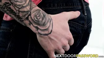 Jock tatuado folla sin condón a su novio musculoso fuerte y profundo