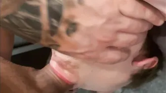 肌肉爸爸猛干健美小鲜肉的嘴并特写射精