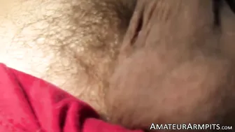 Jock pauzudo se masturba enquanto cheira suas axilas peludas