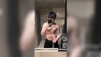 Bel asiatique amateur branlette solo masculine