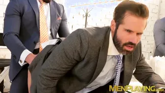 Empresários barbudos de terno fazem sexo anal hardcore no escritório