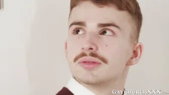 Twink obediente es follado a pelo después de juego anal religioso c...