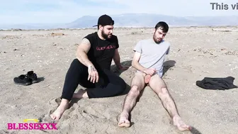 Jovencito hetero curioso recibe su primera mamada gay en la playa