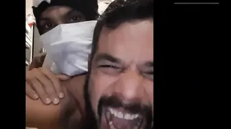 Brasileiros interraciais fodendo bareback amador em cena de sexo gay
