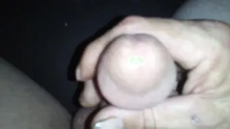 Hombre solo se masturba y se come su propio semen