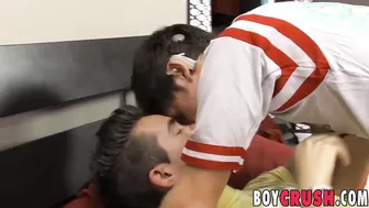 Twink pasivo gime durante una penetración anal hardcore a pelo