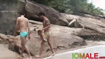 लैटिनो जॉक बीच पर बिना कंडोम क्रीमपाई और फेशियल शूट करता है