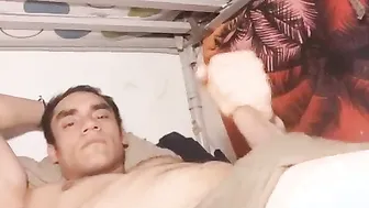 Solomasurbation in gefängniszelle mit analspiel und cumshot