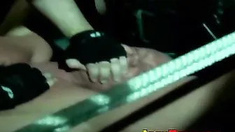 Atleta musculoso amarrado com corda e brinquedo elétrico ao ar livre