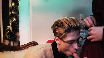 Twink invitado a la oficina de su jefe para una follada anal hardcore