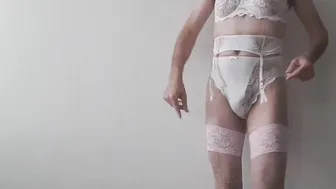 Travesti posa en lencería y se masturba en ropa interior sassa mode