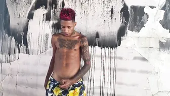 Jovem magro se masturba sozinho em cadeira de vime