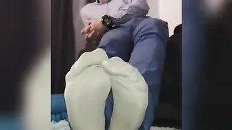 Mestre latino recebe adoração de pés no escritório com meias de nyl...
