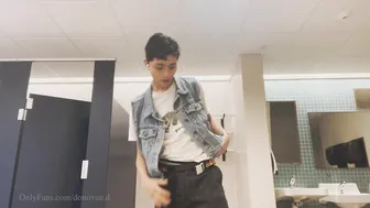 瘦削年轻小鲜肉donovan在浴缸里撸他的大鸡巴