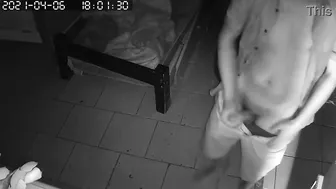 Un twink filmé en cachette pendant une masturbation gay amateur