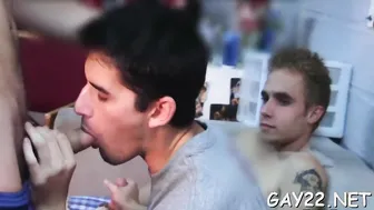 Twink fodido no sofá enquanto irmãos de fraternidade torcem