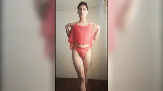 Mujer trans madura y gorda folla a joven twink a cuatro patas