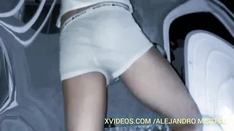 شاب أبيض وحده في ملابس داخلية ضيقة ي masturbate قضيبه الكبير الصلب
