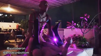Amo de cuero con capucha y máscara domina y folla a sumiso twink