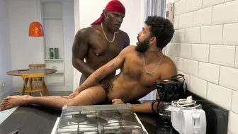 Amateur interracial follada cruda con oso y joven