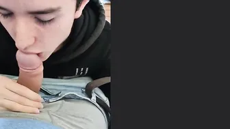 小鲜肉深喉口交并被 daddy 的硬鸡巴后入