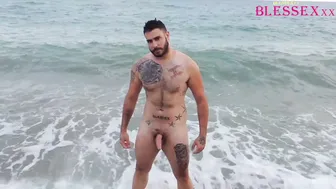Tío hetero pillado por su amigo gay para su primera mamada