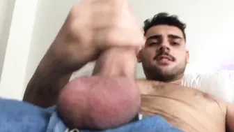 O twink lucas bate punheta com seu pau grande e goza forte