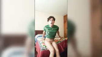 मोटा ट्विंक अपनी रसदार बड़ी गांड को सोलो एनल प्ले के लिए फैलाता है