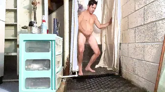 молодой твинк делает клизму и играет с мочой в душе