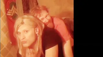 Le jeune travesti scotty se fait baiser sauvagement analement dans ...
