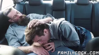 Bärtiger stiefpapa fickt seinen süßen twink-stiefsohn im auto bareback