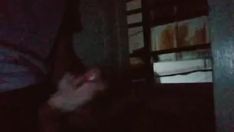 Un minet asiatique branle sa grosse bite et éjacule sur le balcon