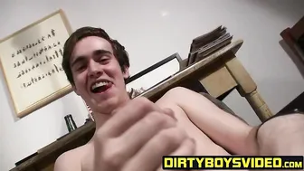 O twink magro mike challenger bate punheta sozinho com seu pau gran...