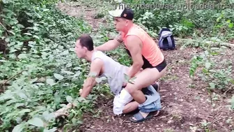 Twink fodido de quatro por duas piconas amadoras em trio