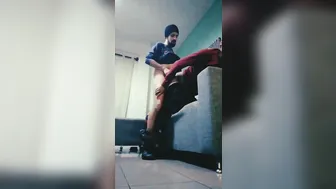 筋肉質のトップがソファでツインクを生ハメ