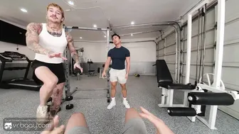 Twink asiático musculoso sem camisinha anal no ginásio vr