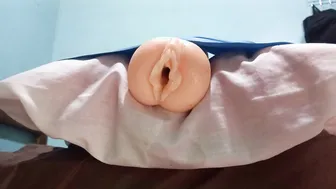 Twink llena su juguete de leche después de una follada anal profunda