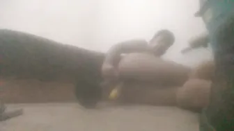 Chico solo en casa con juguetes disfruta de juego anal en solitario