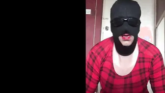 Travesti bisexuel en bas révèle un secret et se branle