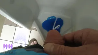 Harold urina por toda a cidade em prévia de fetiche público