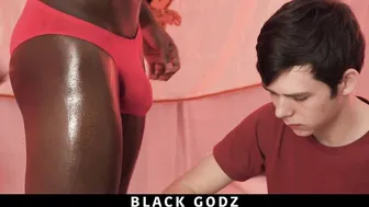 Twink interracial lambe e fode a pelo cu de negro em sessão hardcor...