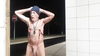 熊在高速公路厕所露出并夹乳头玩cbt